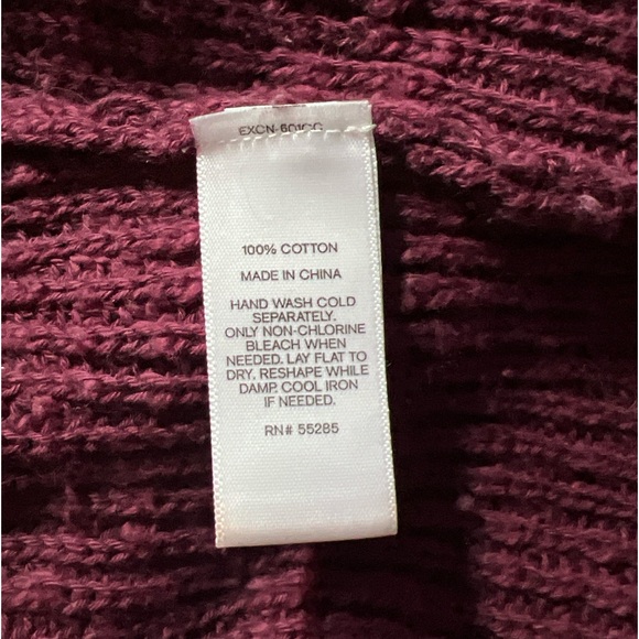 Express EUC maroon lightweight zippered v neck ribbed sweater.  Size XSMALL - Picture 5 of 6